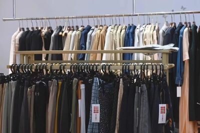 “美女企业家”变身时尚主播!金山这家宝藏服装工厂店又火了